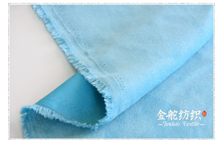 缎纹组织的纬向麂皮绒,纬纱起绒,经纱为涤纶长丝而呈现出正面和背面颜色差别,背面会发亮也一点.就像色丁布一样,故纬向麂皮绒也有叫色丁麂皮绒