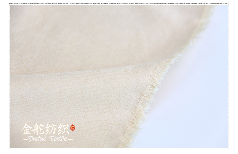  纬向麂皮绒和经向麂皮绒的区别是质地轻薄,绒面稍有露底,密度越高,克重越高,再有拉毛工序,绒毛就可以密一点!