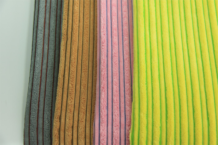 2.5条双色阳离子灯芯绒,条绒与条绒间隔颜色不一样。 2.5条双色阳离子灯芯绒,条绒与条绒间隔颜色不一样。