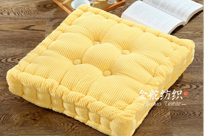 涤锦玉米粒灯芯绒面料在家纺中的应用，4.5条玉米粒做成的方型坐垫