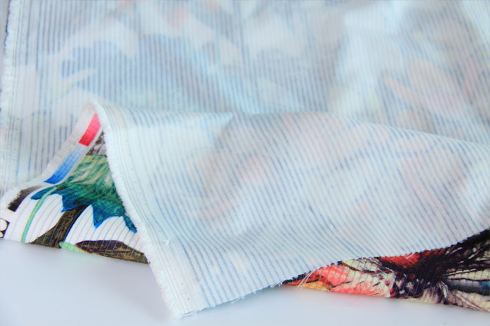 灯芯绒的条感,并选择色彩艳丽的大花相结合,打造优雅,靓丽时尚家居生活。 灯芯绒的条感,并选择色彩艳丽的大花相结合,打造优雅,靓丽时尚家居生活。