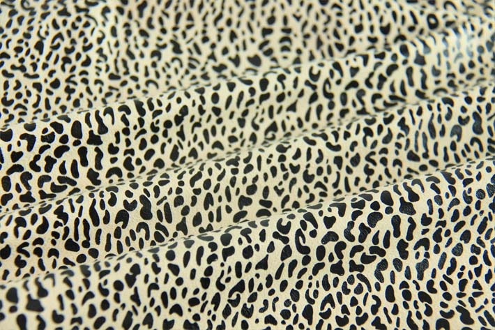烫金豹纹麂皮绒花型为无光皮膜效果